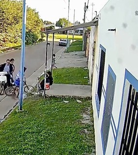 Venían tres en una moto, quisieron hacerse los graciosos y casi matan a un nene