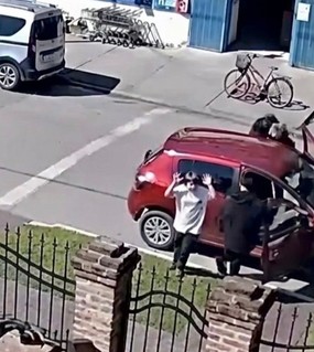 Salía con su hijo en el auto, la madre escapó de un robo con la llave y les dispararon 