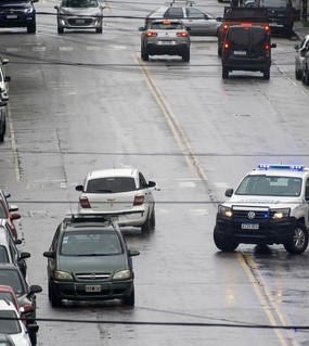 Robaron un auto, estaban jugados y protagonizaron una persecución al límite 