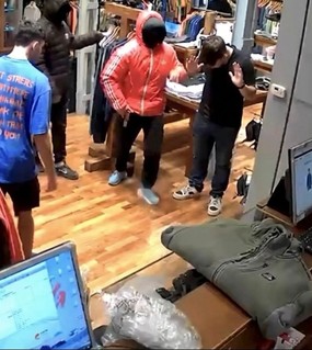 Asaltaron un local de ropa a metros de la casa de Kicillof y se llevaron mercadería