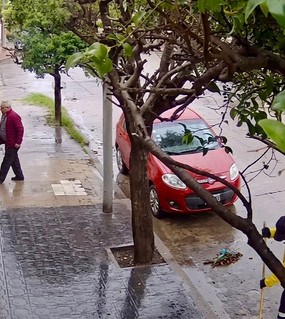 Se disfrazaron de barrenderos y le hicieron una entradera a un jubilado 