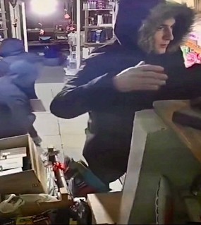 Robaron un local a mano armada y se llevaron de todo como si estuvieran de compras 