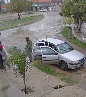 Tres encapuchados saquearon un local de artículos de limpieza: se llevaron hasta una mopa