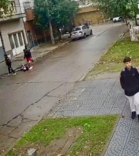 Una chica de 14 años le dio cuatro puñaladas a su compañero de 15 en la puerta de la escuela