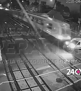 Cruzó con la barrera baja, pensó que llegaba pero el tren Sarmiento le destrozó la camioneta