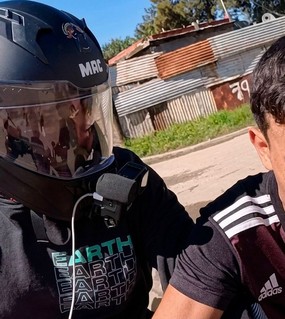 ”Nunca lo ví”: influencer recorría un barrio y grabó en vivo como un menor le intentó robar el celular