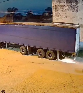 Se escondió de dos motochorros para salvar su vida y le dispararon tres veces