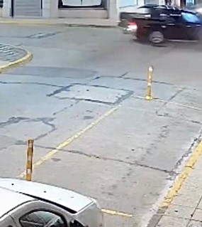 Una Amarok cruzó a fondo, chocó de lleno contra una camioneta  y la hizo volcar 