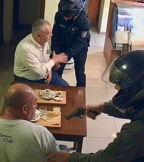 Tomaban un café y les apuntaron para robarles: el jubilado se defendió con el bastón 