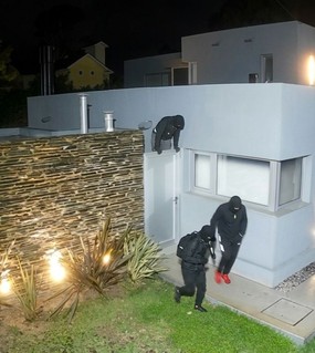 Saltaron un paredón armados y encapuchados: están vinculados a entraderas en la costa 