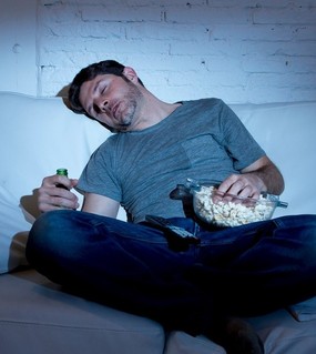 ”Dormir con la tele prendida engorda”: la revelación del doctor Diego Golombek sobre las conductas del sueño