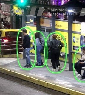 Eran 9 “pungas”, se subían juntos al colectivo y robaban celulares a los pasajeros  