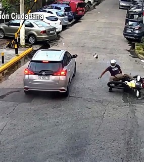 Buscaba la dirección para entregar un pedido, clavó los frenos de la moto y lo chocaron 