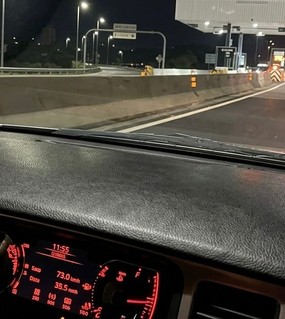 Venía con su amigo en el auto a 180 km/h, perdió el control y se estrellaron contra el peaje 
