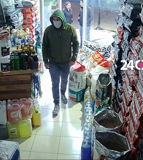 Rompió la puerta de una patada para entrar a una forrajería y robó la caja 