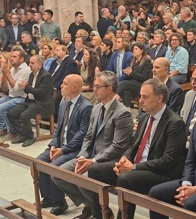 “Ni siquiera somos capaces de sentarnos en el mismo banco de la Iglesia”: García Cuerva en la incómoda misa en homenaje a Francisco