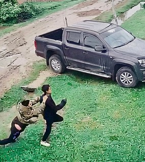 Entró a robar, avisaron en el grupo de Whatsapp del barrio y un vecino lo cazó del cuello