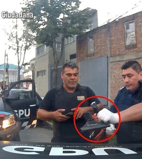 Andaba en moto por la avenida con una pistola cargada amenazando a los vecinos