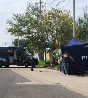 Dos motochorros de 16 años intentaron robarle sin saber que era policía: sacó su arma y mató a uno