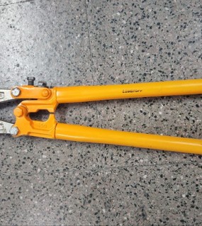 Ladrones de 16 y 17 años con antecedentes fueron atrapados mientras robaban una moto con un corta candados