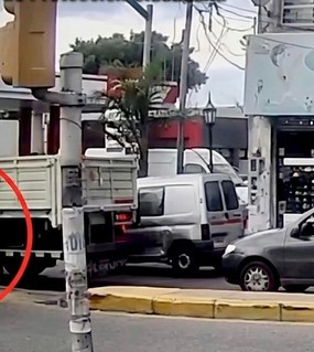 Un ciclista se largó a cruzar la ruta de manera imprudente y fue atropellado por un colectivo