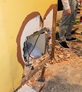 Hicieron un boquete para robar una agencia de lotería y la alarma les arruinó el plan