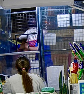 Compraba con su beba en brazos en un almacén, lo asaltaron entre tres y quiso defenderse