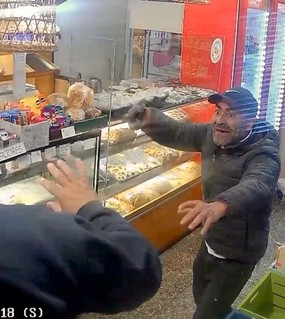 Entró sacado a la panadería, le apuntó a un cliente y se llevó la recaudación 