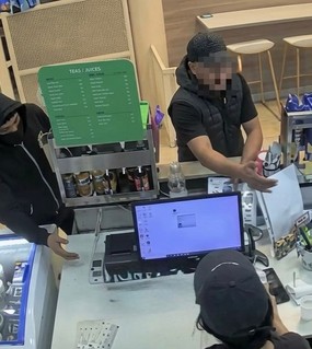 Fue a tomar un helado con su hijo y vivieron una pesadilla: violento robo en un local
