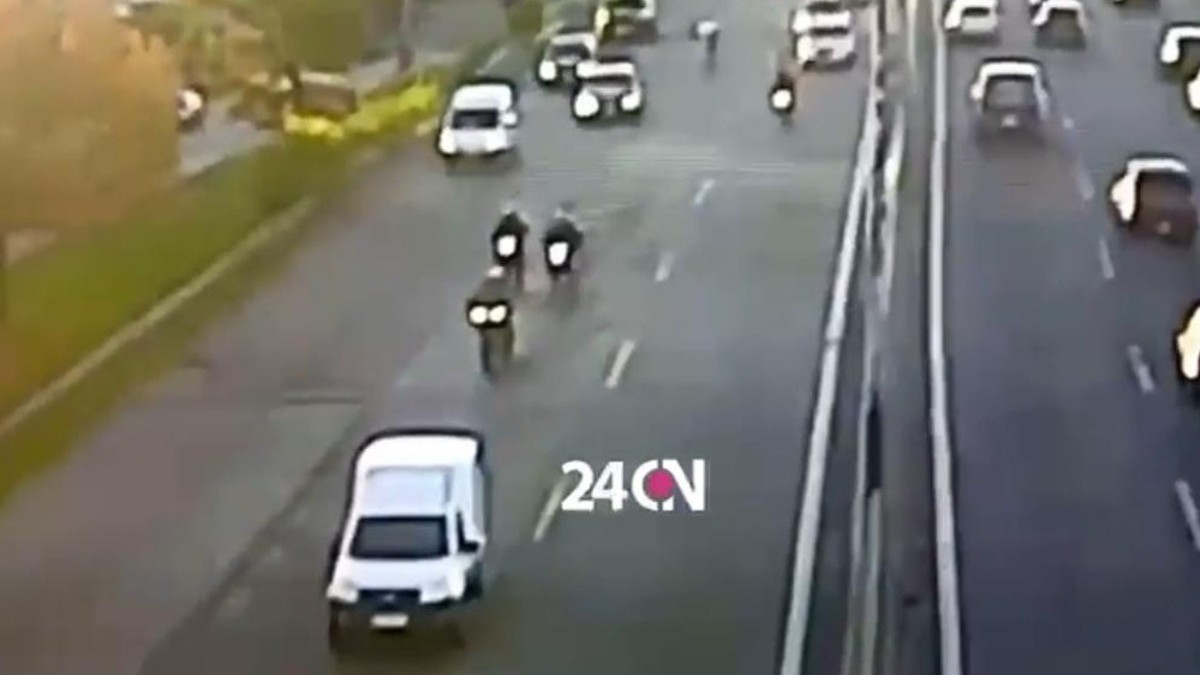Motochorros lo emboscaron en la General Paz para robarle la moto “impunemente adelante de todos”