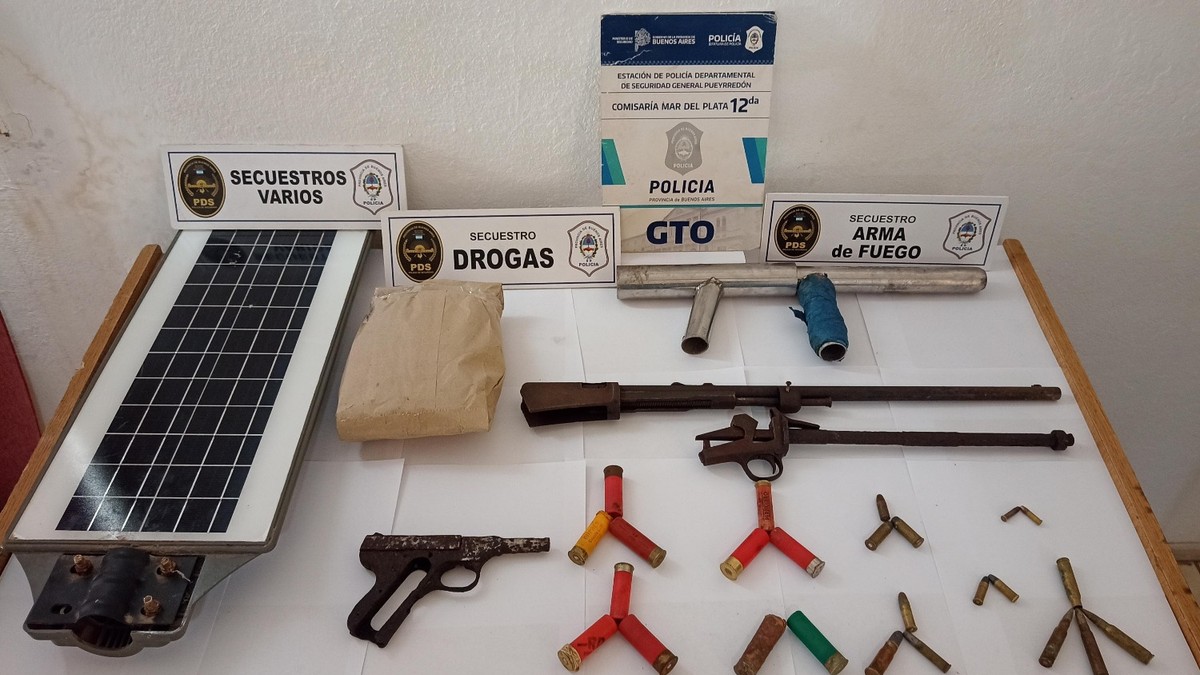Descubrieron un búnker narco con armas, motos robadas y hasta una granada 