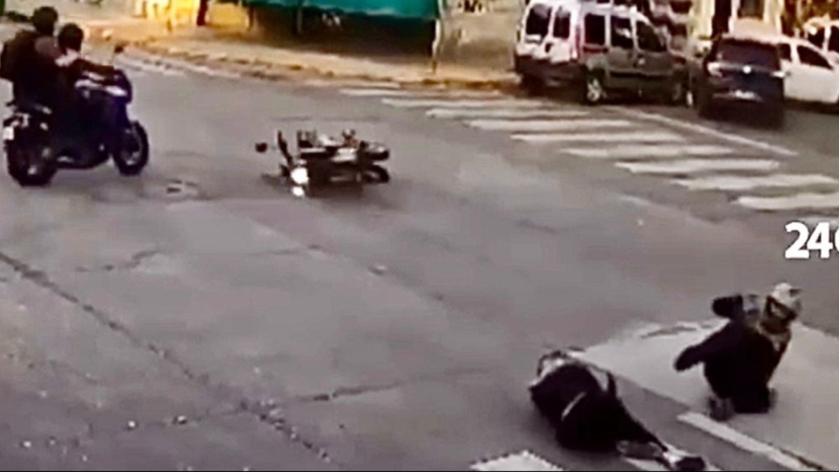 Escapaban de la Policía a toda velocidad, chocaron contra una moto y una mujer resultó herida