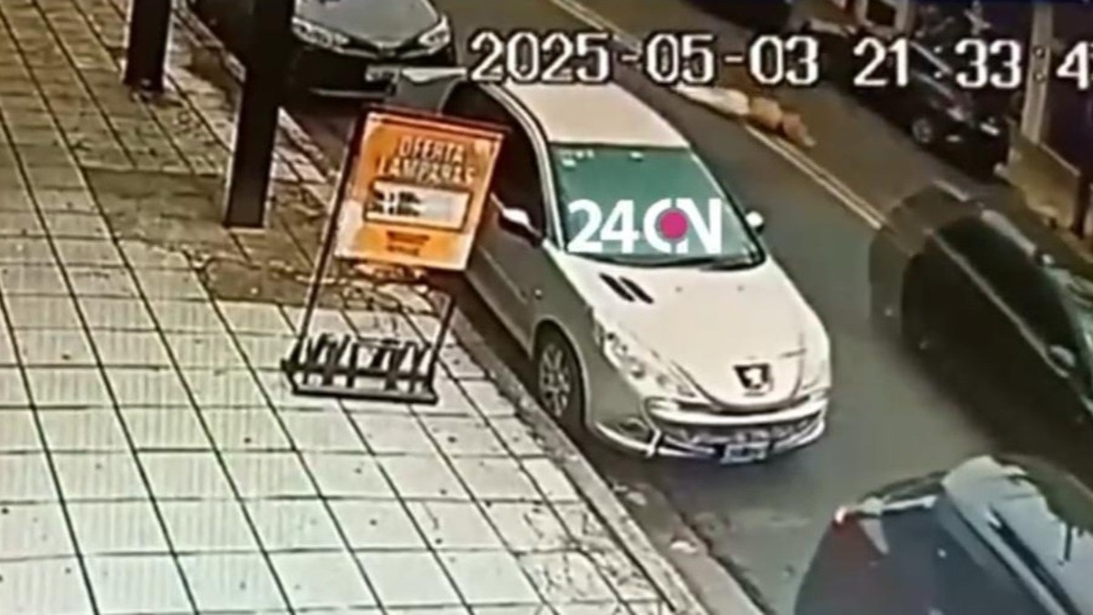 Fue a buscar a su sobrino a la escuela, le robaron el auto y para tratar de impedirlo se colgó de la puerta: la mujer golpeó la cabeza contra el asfalto y está grave