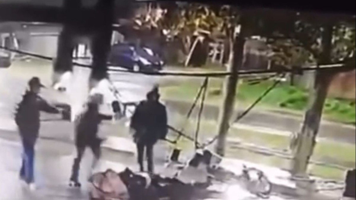 Pirañas salvajes emboscaron a un delivery y lo tiraron de la moto para robarle: lo salvaron los vecinos