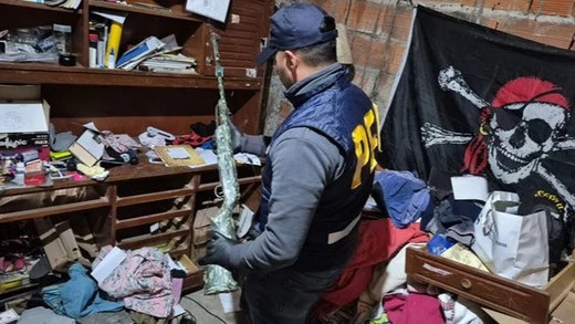 “Está bien, mataré a Trump” : Amenazó al  presidente de EE.UU por redes y la PFA lo rastreó hasta su casa en Hudson y lo detuvo. Tenía armas.