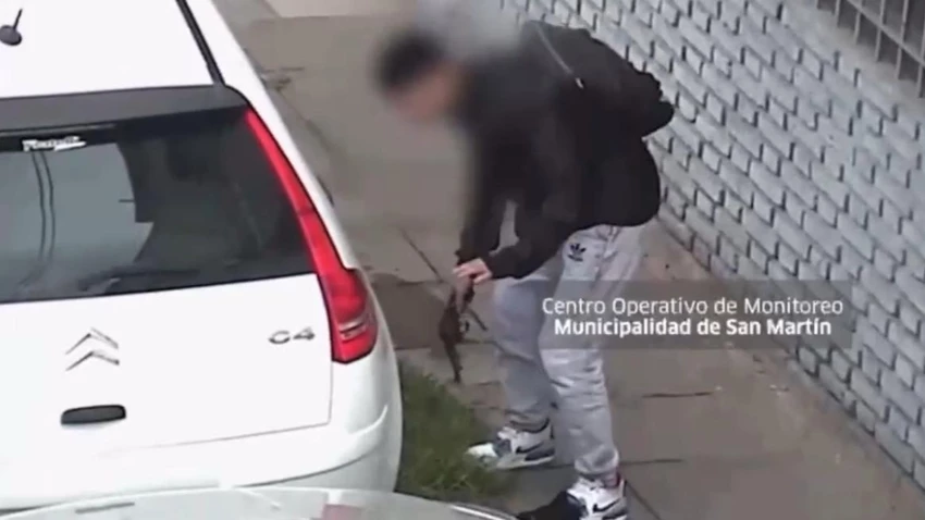 Tienen 15 años, estaban armados y venían de robar : escapando a toda velocidad chocaron contra un micro escolar en el Metrobús