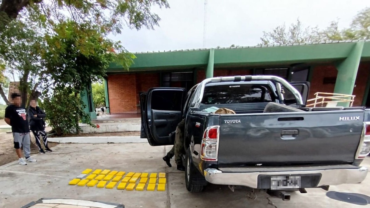 Viajaban con una nena y escondían más de 30 kilos de cocaína en un doble fondo: los atraparon en Salta