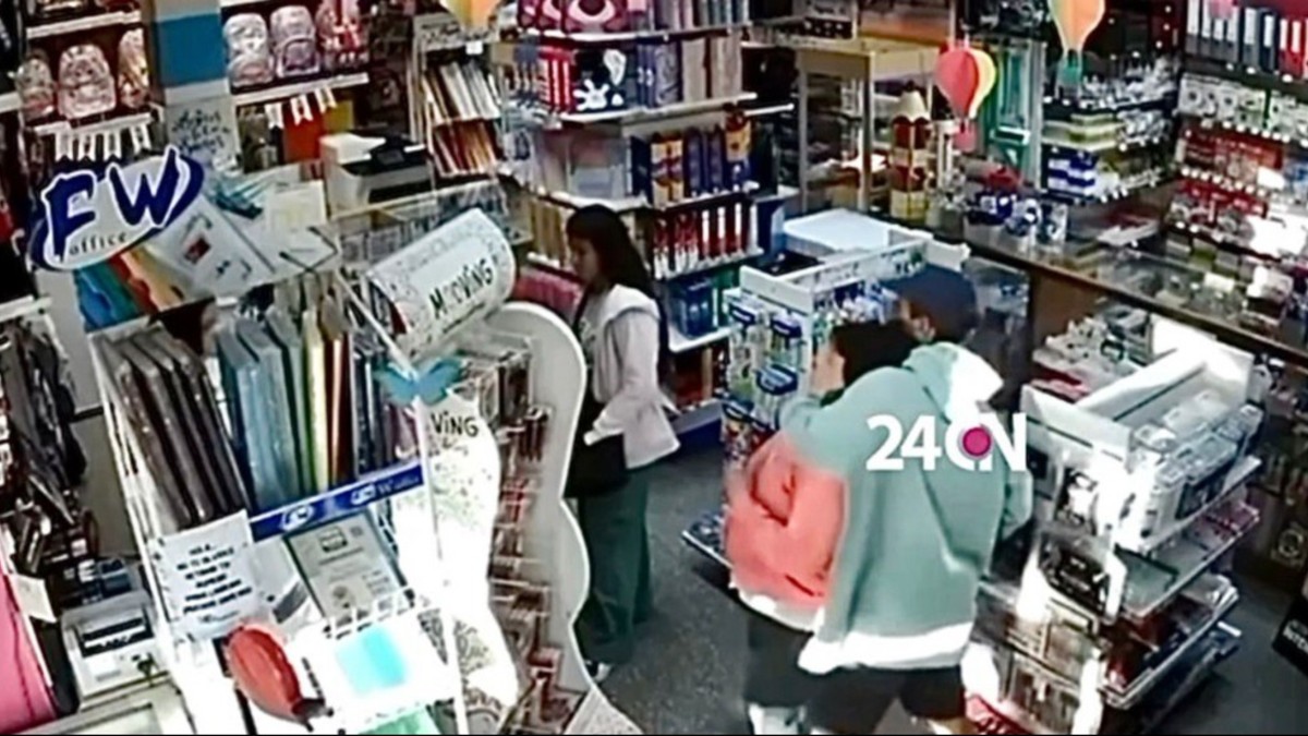 “Dame todo o la quemo”: entró a robar a una librería, amenazó con matar a una clienta y lo redujeron a golpes entre 4 mujeres