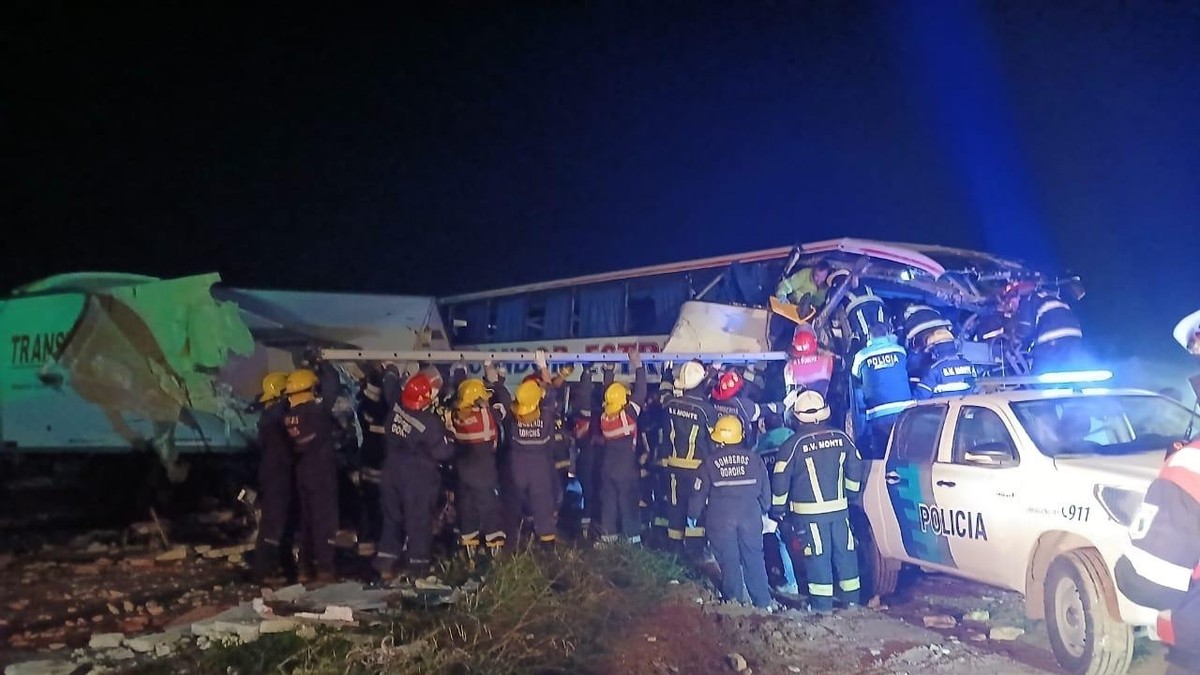 Trágico accidente en la ruta 3: cuatro muertos por el choque frontal de un camión y un micro de larga distancia