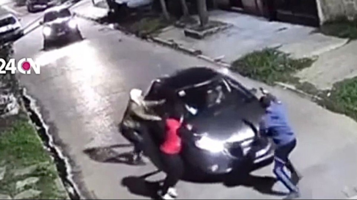 Emboscada a pocas cuadras de la feria La Salada: se abalanzaron sobre el auto y le apuntaron para robarle, aceleró y escapó