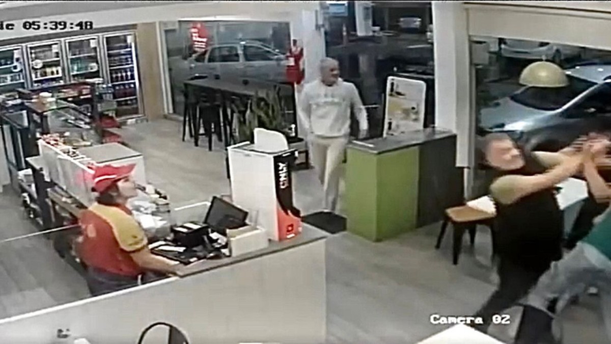 Lo miraron fijo en una estación de servicio, discutieron y volvieron para apuñalarlo