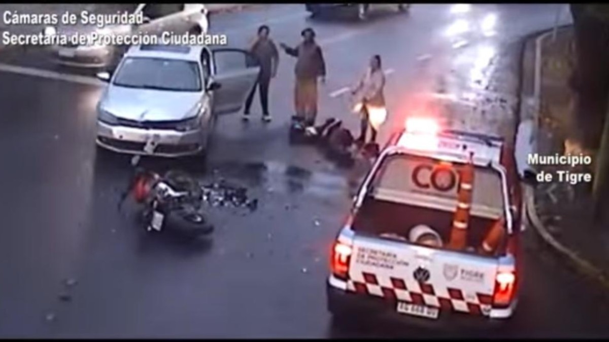 Impactante accidente: hizo una maniobra prohibida y casi mata a un motociclista