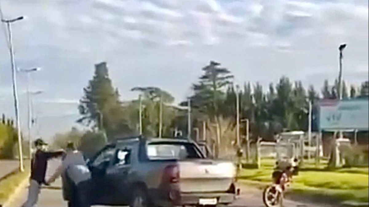 “Eh loco, hay un nene en la camioneta”: una discusión de tránsito terminó a las piñas y a los fierrazos con un chico en el medio