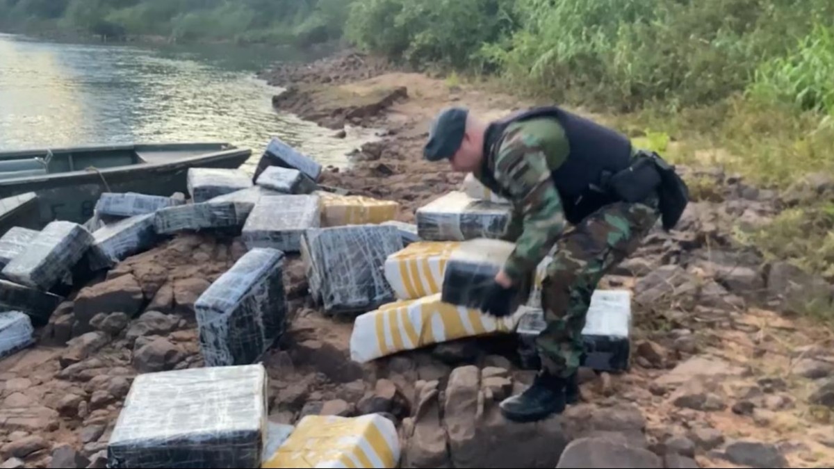 Dos botes, más de 1.700 kilos de droga y una escena a la orilla del Paraná: intentaban entrar marihuana desde Paraguay. Dos botes, más de 1.700 kilos de droga y una escena a la orilla del Paraná: intentaban entrar marihuana desde Paraguay.