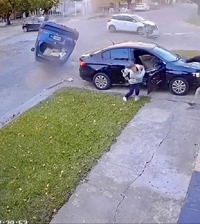 Iba rumbo a la escuela, un auto volcó en la esquina y casi mata a su hija