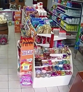 Entró armado, vació la caja y un empleado héroe lo enfrentó a las trompadas