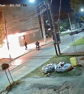 Tiraron dos bombas molotov contra un colegio privado y se fugaron hacia la Villa 18