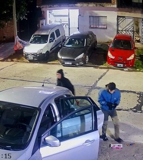 Estaba con su hijo pero no tuvieron piedad: seis delincuentes armados le robaron el auto