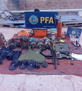 Se disfrazaban de policías para robar autos y tenían un taller clandestino para adulterar los repuestos