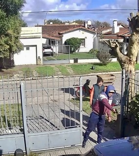 Motochorros robaron un auto y se tirotearon con la policía: uno recibió dos balazos